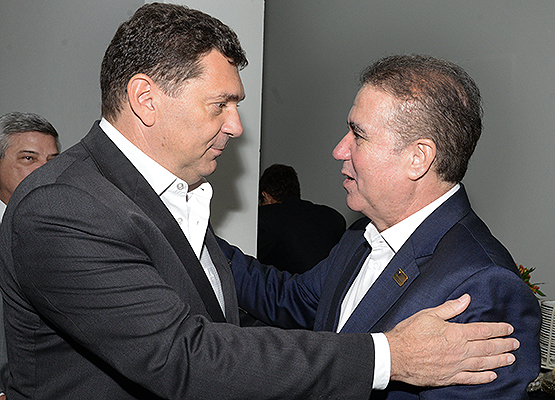 Prefeito e o secretário executivo da Polícia Civil, que representou o governador, Youssef Abou Chahin