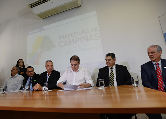 Prefeito assinou projetos de lei e permissão para taxistas