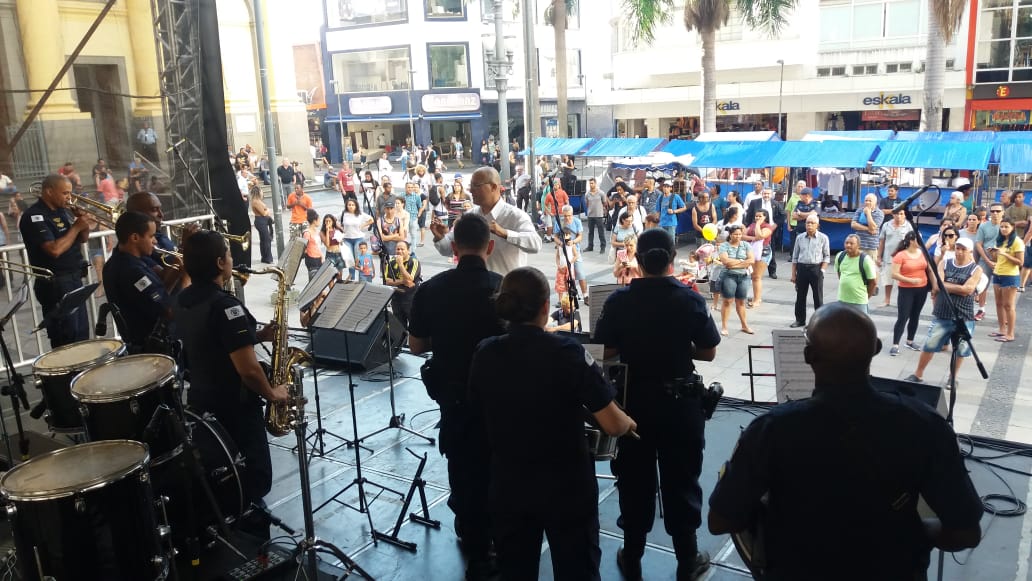 Público parou para ver primeira apresentação pública da Banda