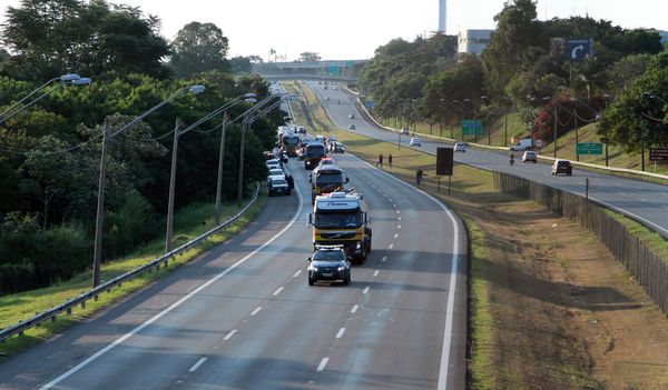 Comboio na Rodovia Professor Zeferino Vaz
