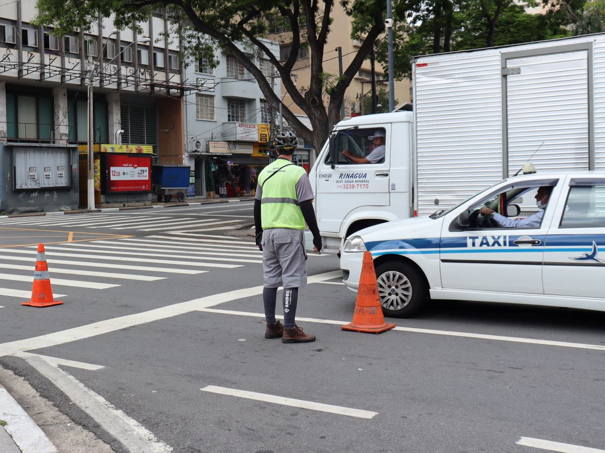 Como desvio, a Emdec indica as vias Artur de Freitas Leitão, Sir Alexander Fleming e Dr. Moraes Salles.
