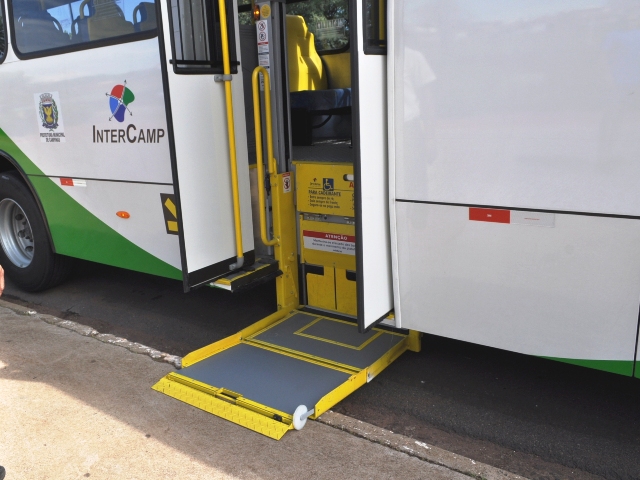 Ônibus adaptado