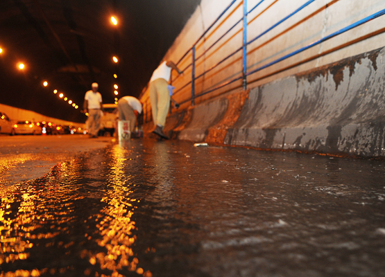 Reeducandos trabalham na limpeza do túnel