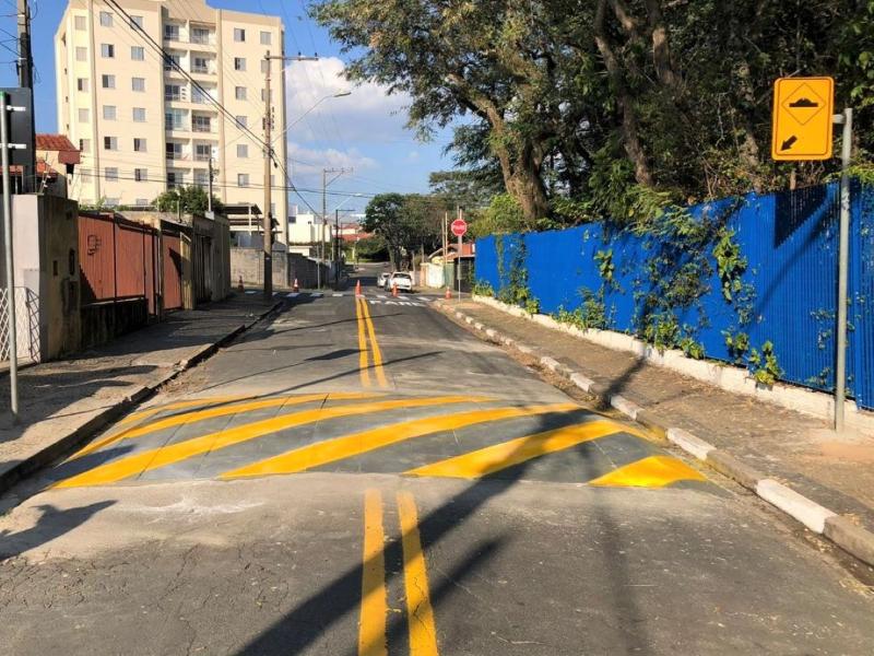 Sinalização da lombada removível foi realizada pela Emdec