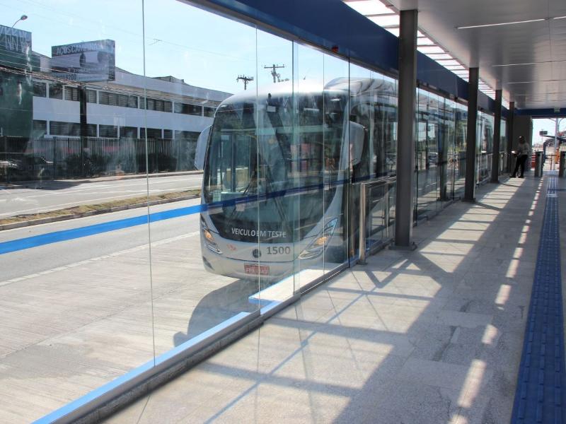 Sinalização orienta entrada e saída dos ônibus