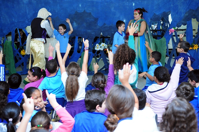 Criançada interage com personagens