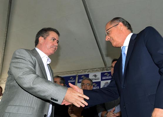 Jonas cumprimenta Alckmin 
