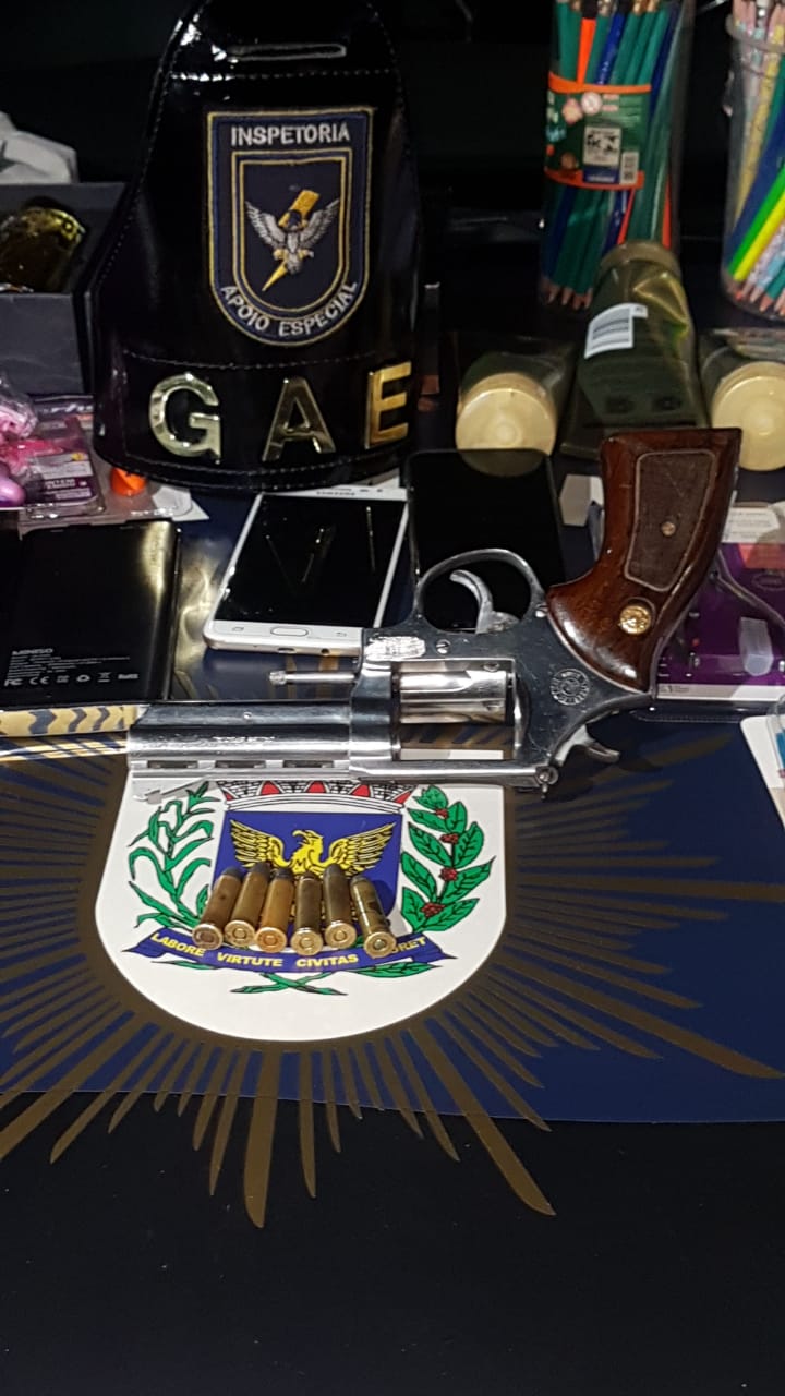 Um revólver 38 e munição foram apreendidos na ocorrência