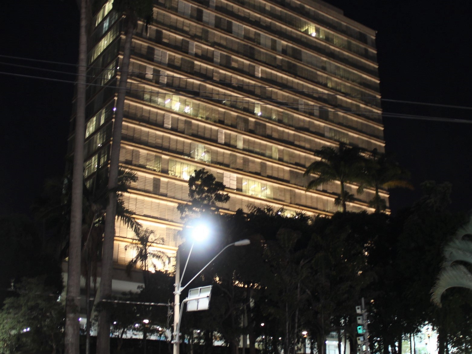 O Paço Municipal também está iluminado. 