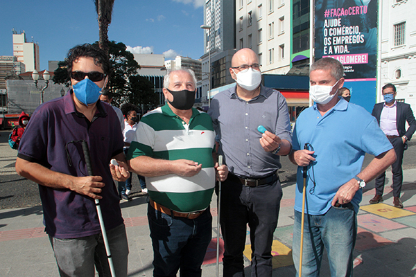 Prefeito Dário Saadi com três deficientes visuais que receberam as primeiras tags