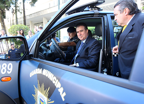 Jonas entra em carro novo da GM