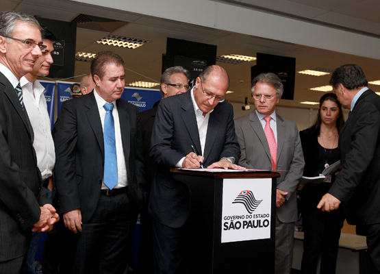 Governador assina contrato garante construção da ETE