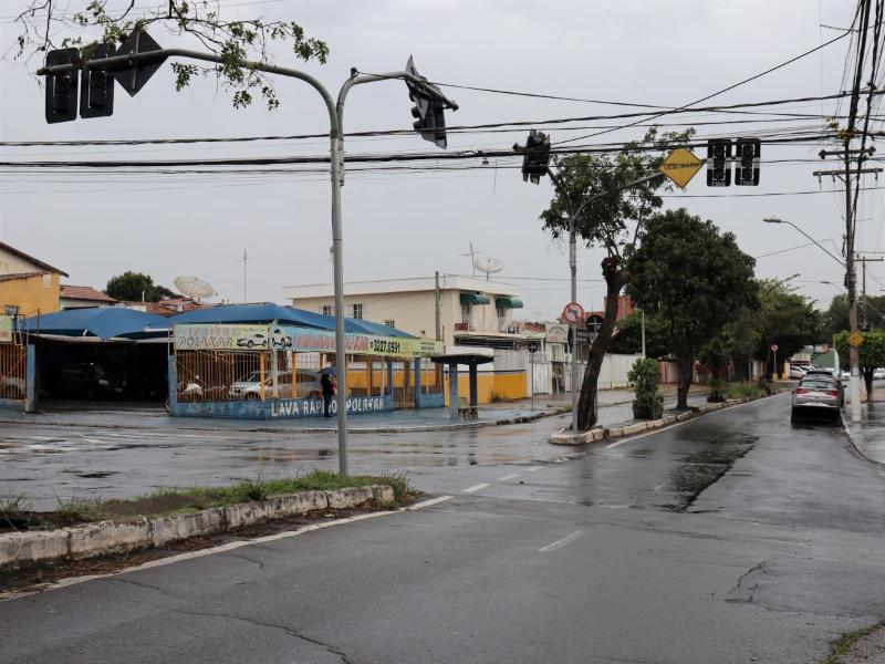 Cruzamento abriga vários comércios e dá acesso às avenidas Amoreiras e Senador Antônio Lacerda Franco