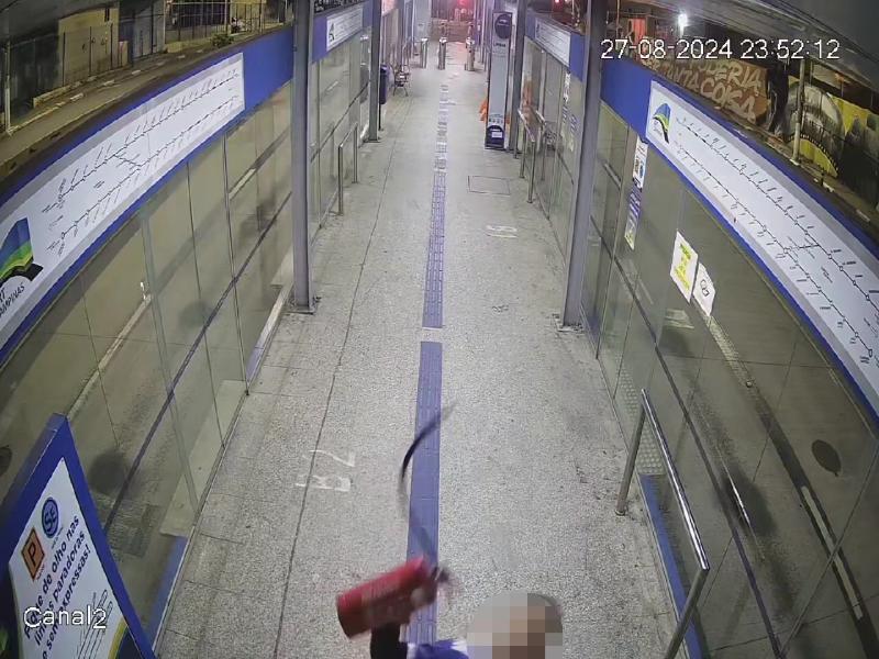 Um dos vândalos chegou a jogar um extintor de incêndio na câmera de segurança do terminal 