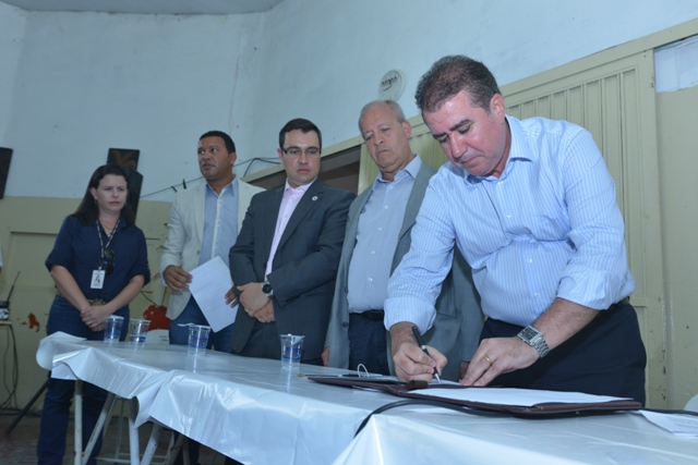 Prefeito assina Ordem de Serviço