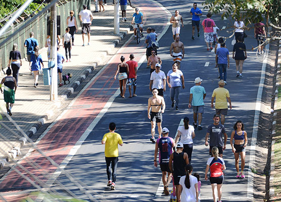 Ciclistas e pedestres aproveitam abertura da via para praticar atividades físicas