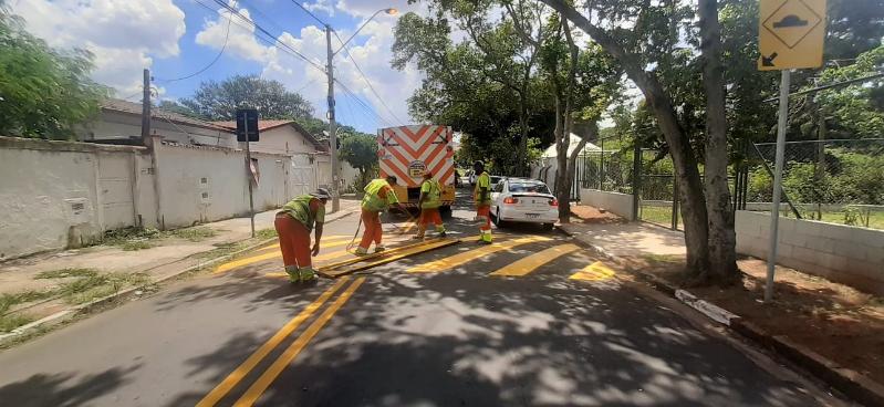 Faixa no solo alerta motoristas e protege pedestres