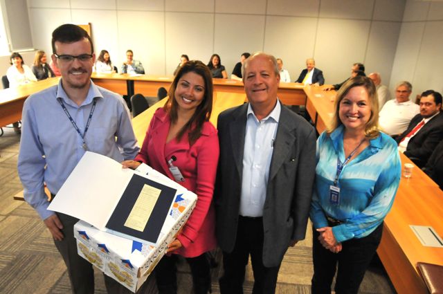 O presidente da Sanasa, Arly de Lara Romêo, entrega 355 cupons sem CPF