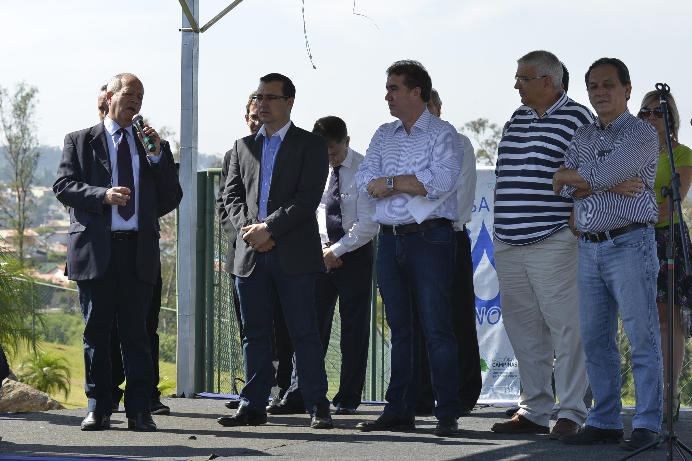 Autoridades ouvem discurso do presidente da Sanasa