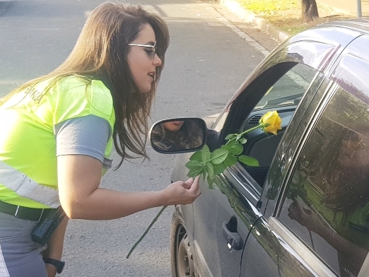 Agentes abordaram os motoristas com flores...