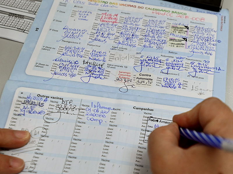 Pessoas de todas as idades podem realizar a atualização da caderneta de vacina nas unidades e locais que recebem a ação