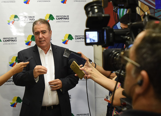 Prefeito convidou população para aproveitar o espaço, que teve a iluminação reforçada