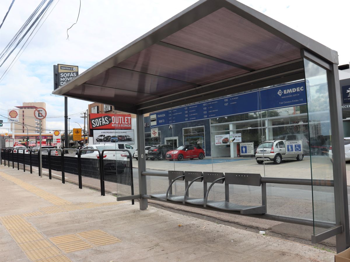 Novos abrigos possuem quatro assentos individuais, cobertura de material leve e resistente a impactos e iluminação LED