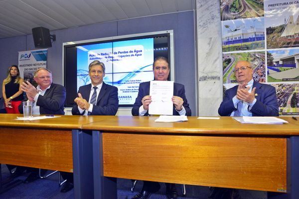 Prefeito mostra contrto assinado