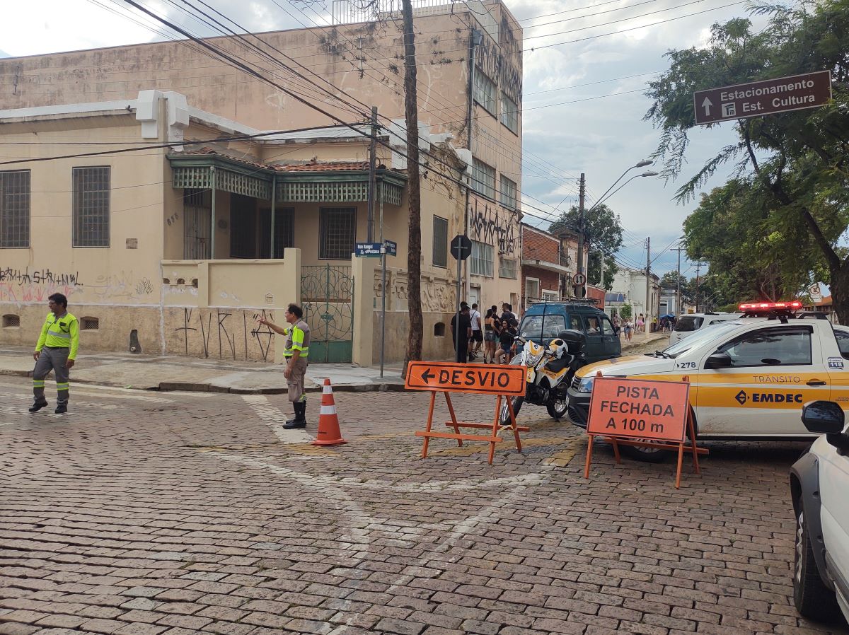 Agentes da Mobilidade Urbana realizam os bloqueios viários e desvios necessários, além de auxiliar motoristas e pedestres