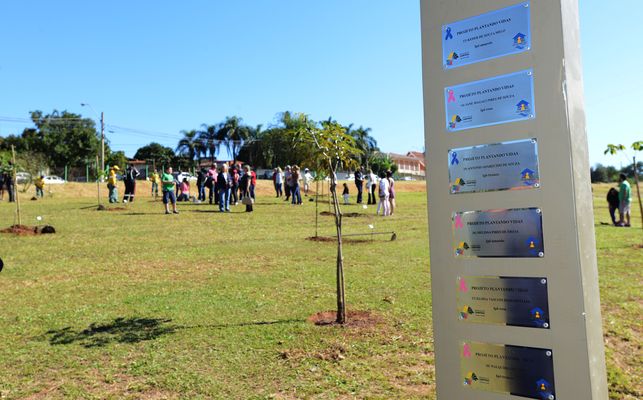 Nomes dos homenageados foram gravados em placas