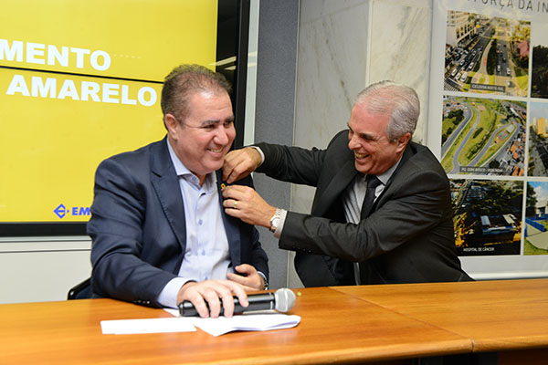Secretário Barreiro colocou o laço símbolo do movimento na lapela do prefeito Jonas 