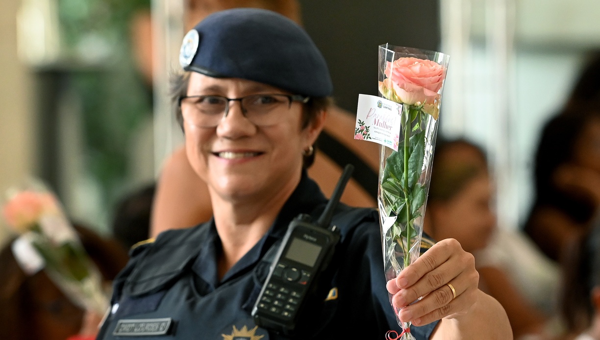 Outra que recebeu a sua flor foi a Comandante Lourdes, da GM, que deixou de lado por uns instantes o cotidiano de violência que vive em seu trabalho