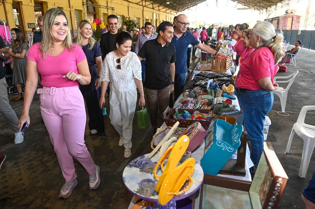 Prefeito Dário Saadi acompanhou a feira na Estação Cultura