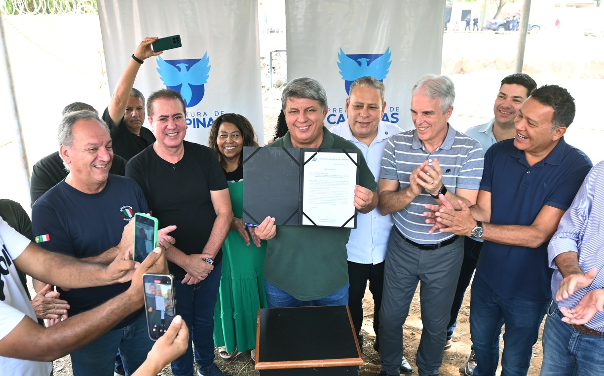 Vice-prefeito Wanderley Almeida segura ordem de serviço para a nova ponte