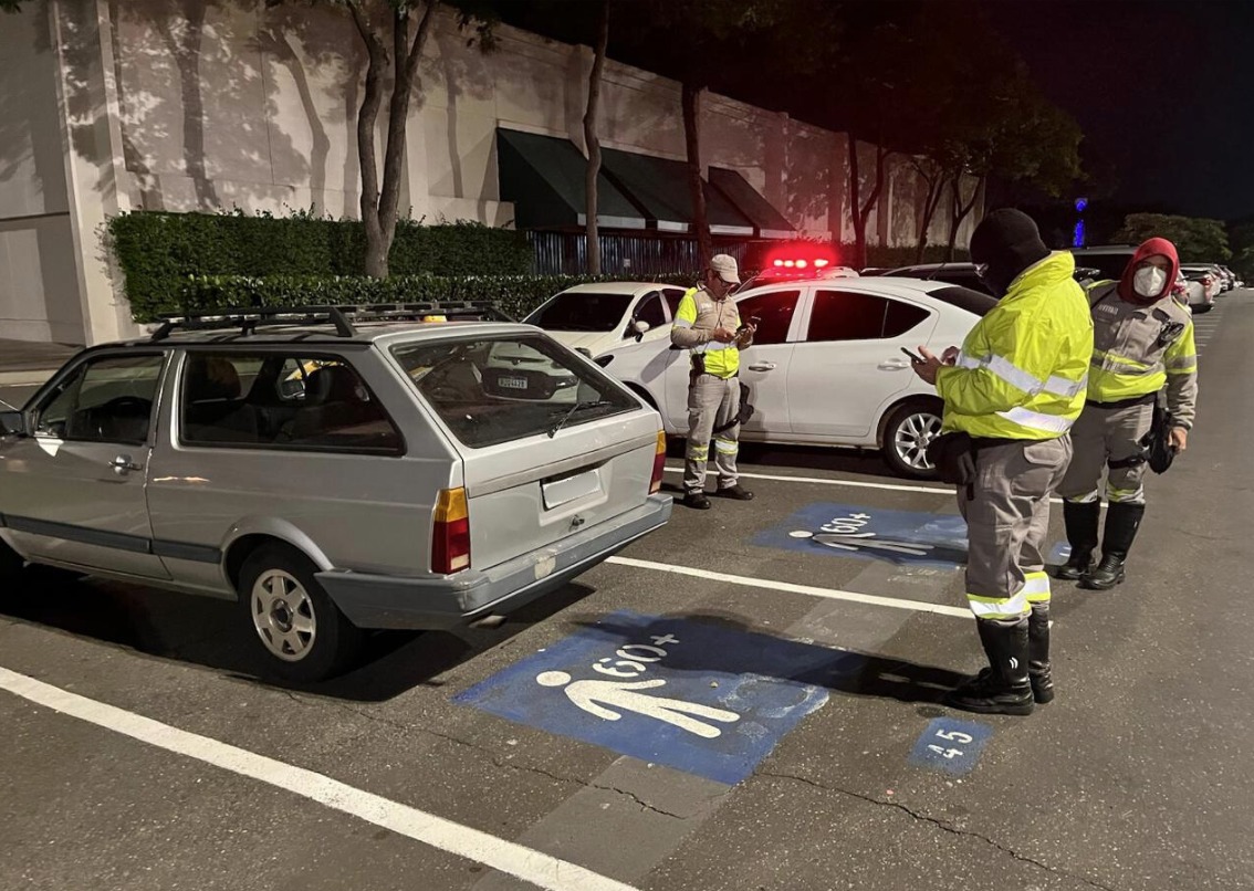 Fiscalização ocorre nos shoppings que já contam com a sinalização regulamentada nas áreas de estacionamento