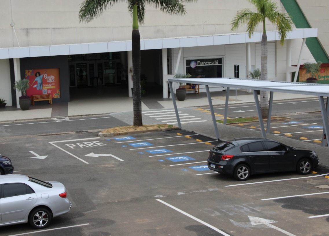 O uso indevido (sem credencial) de vagas exclusivas para idosos e pessoas com deficiência é considerada uma infração gravíssima e está sujeita a multa de R$ 293,47