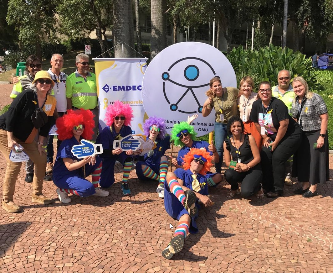 Durante o evento, realizado entre o meio-dia e às 13h, servidores das duas secretarias, agentes de mobilidade e artistas caracterizados como palhaços abordaram o público de forma criativa