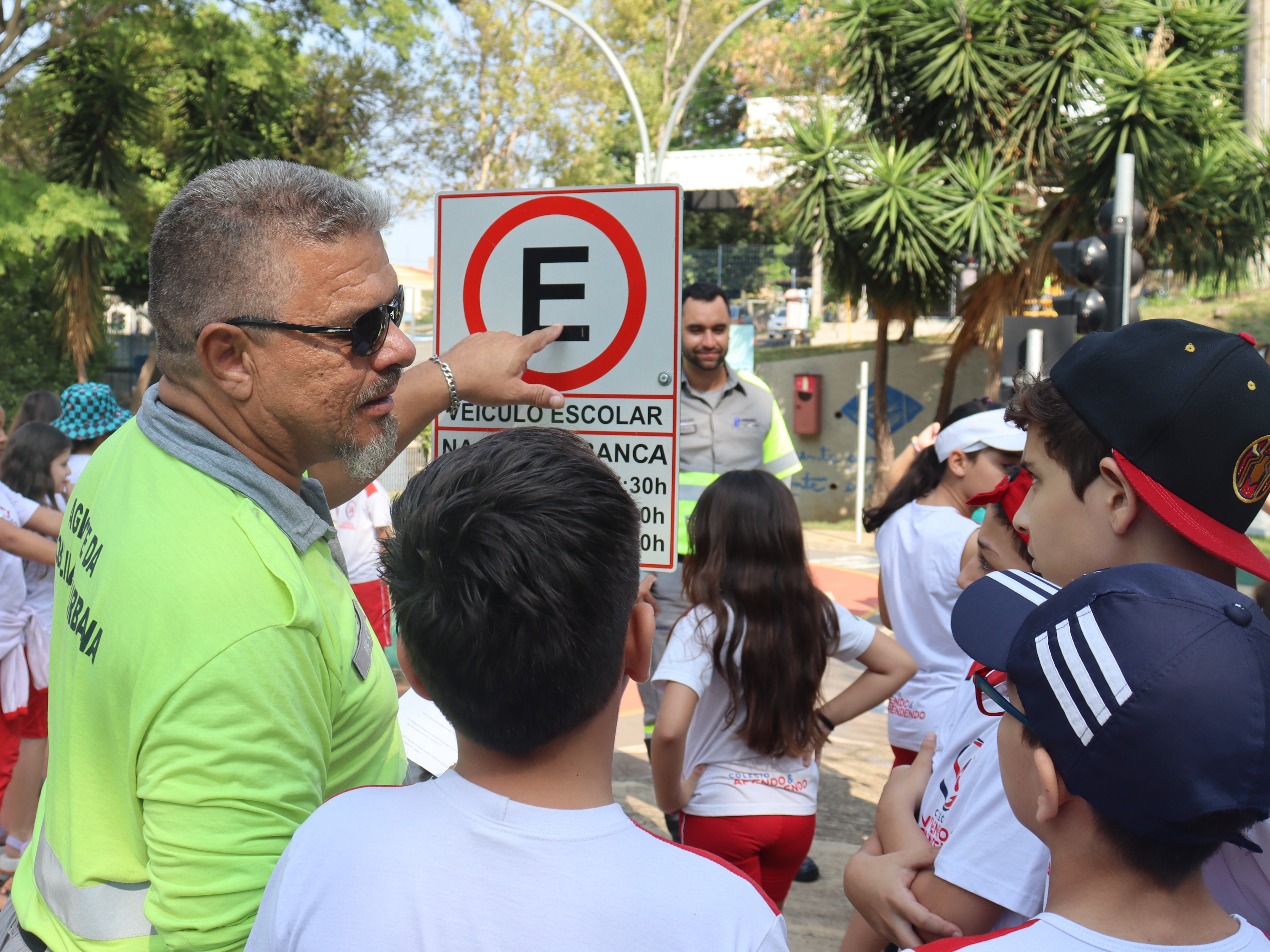 Crianças aprenderam, na prática, o que faz uma agente da mobilidade urbana