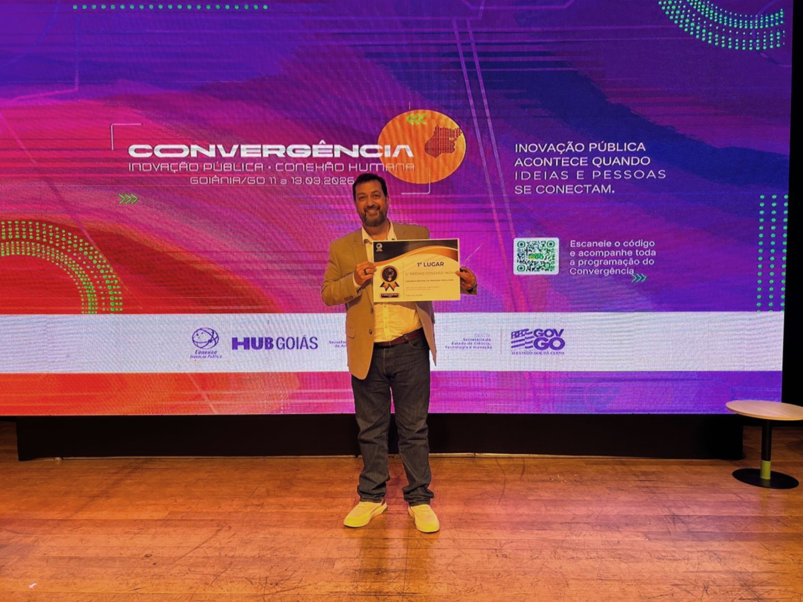 O diretor da EducaTV, Alexandre Tadeu Dias, representou o canal durante a premiação