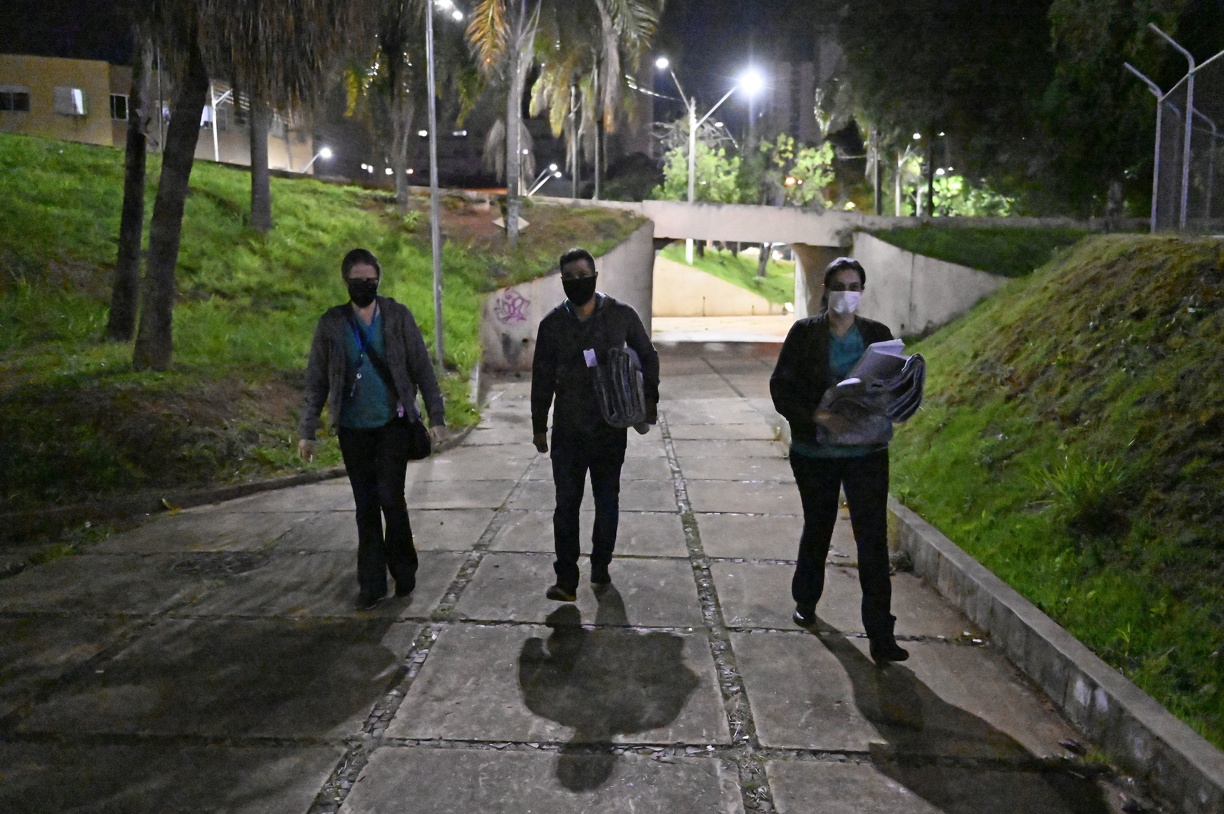 Agentes da Operação Inverno percorrem as ruas entregando cobertores para quem necessita