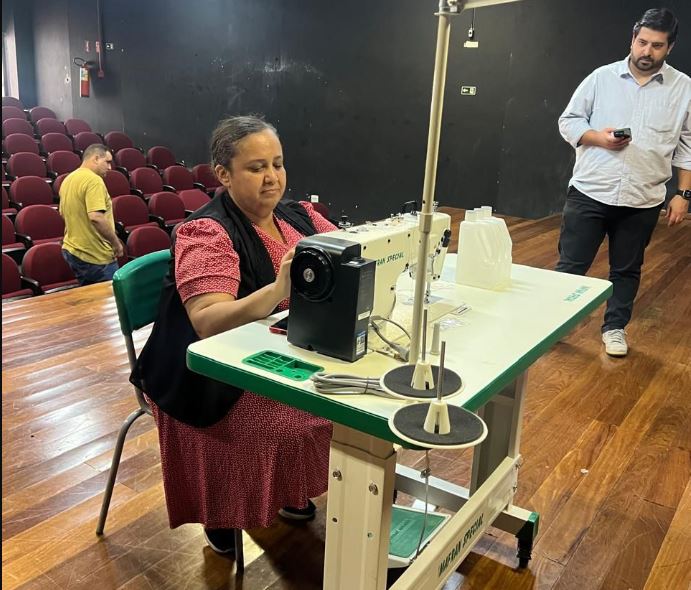 Professora Vanilda Correia Avelino, do Saber em Arte, já estreou a máquina nova