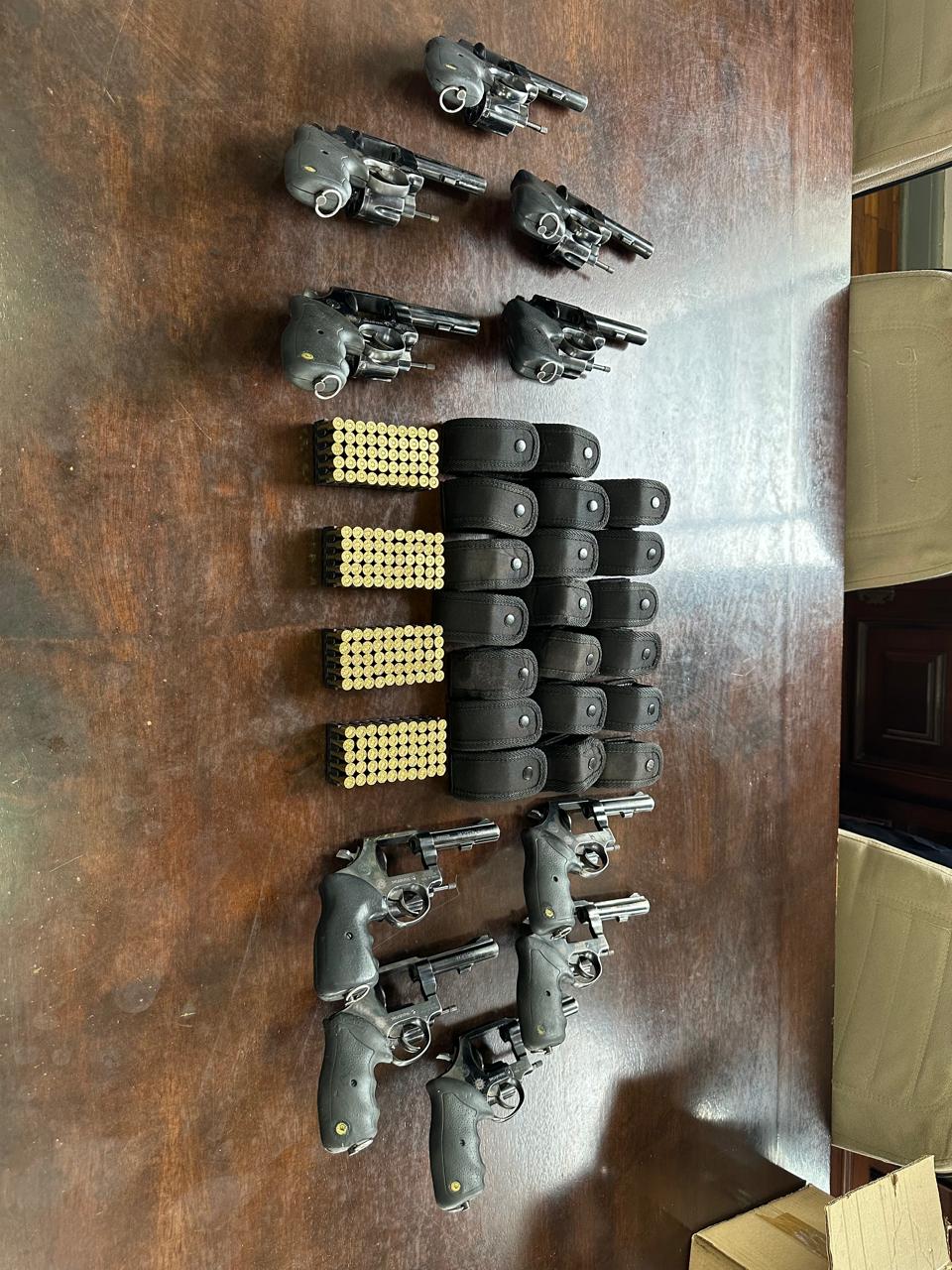 Pinhal recebeu revólveres, munição e carregadores