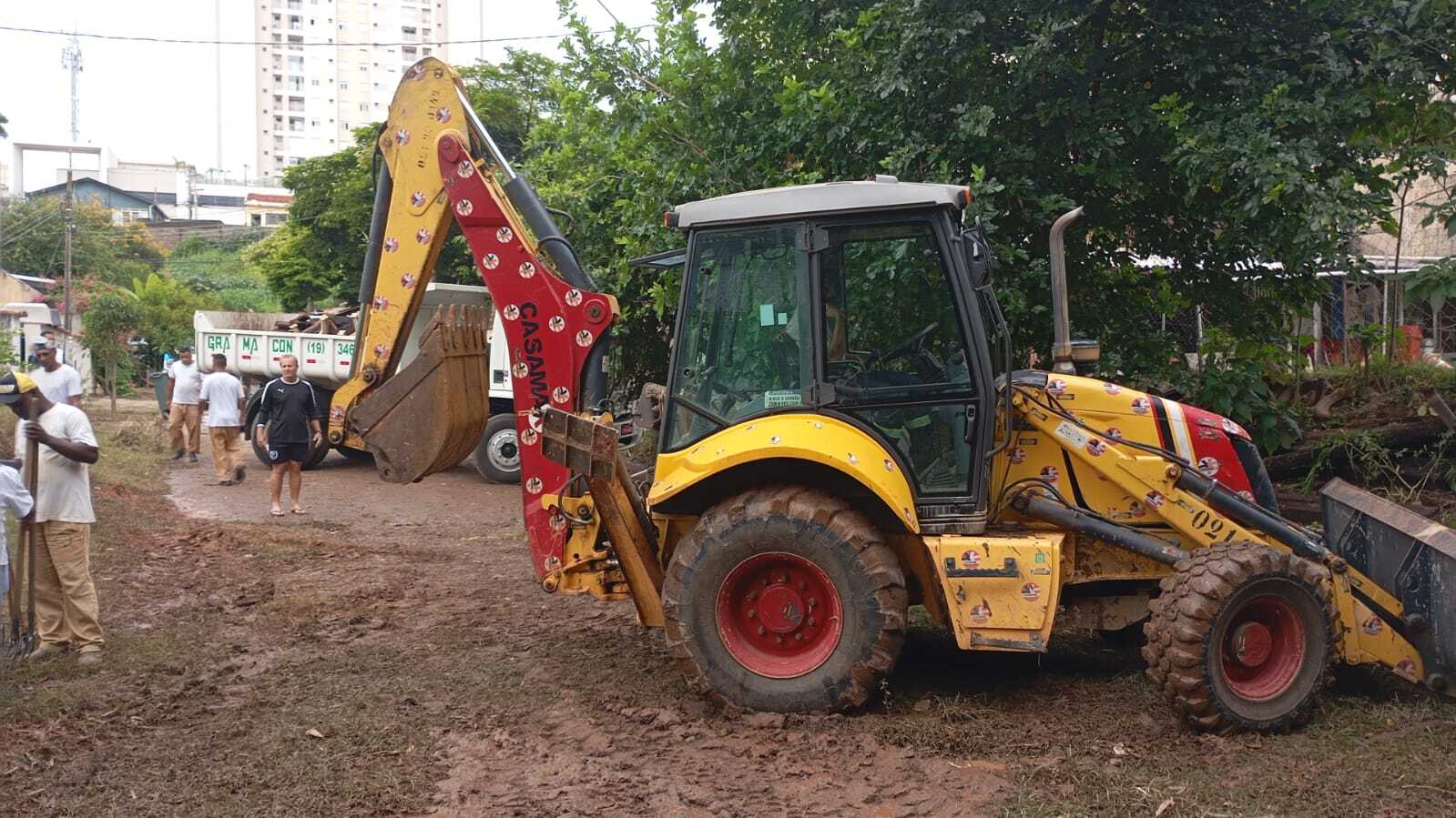 Na Ponte Preta, material que se deslocou de área particular obstruiu boca de lobo