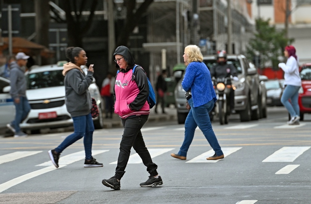 Existe ainda a perspectiva de que o tempo seco persista, então mesmo com o frio as pessoas não devem se descuidar