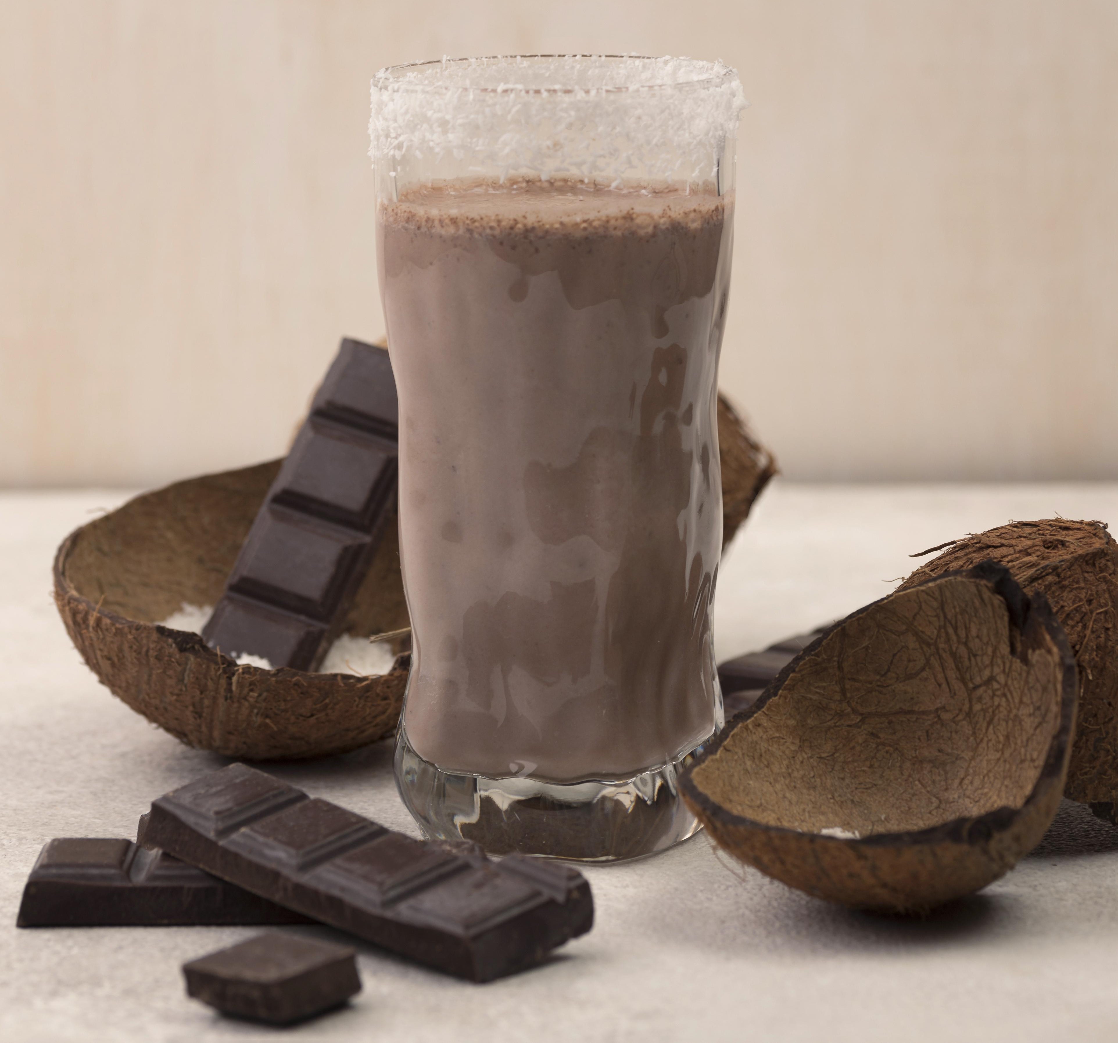 O leite de coco é uma das opções para substituir o de vaca na preparação de ovos de chocolate veganos