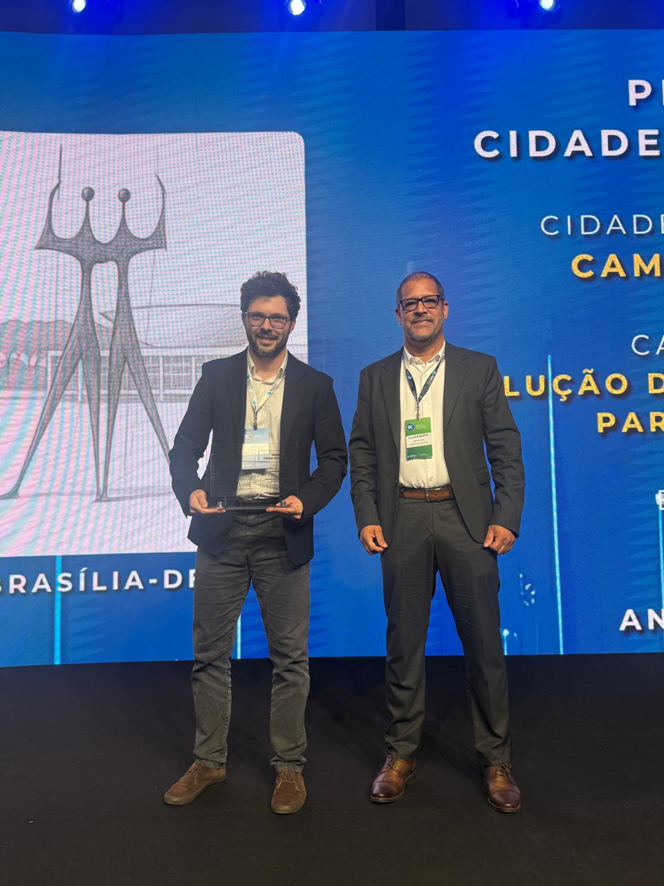 O diretor do Departamento Financeiro e Projetos (DFP) da Secretaria Municipal de Educação, Lucas Gimenez Pavanello, representou a Fumec na premiação