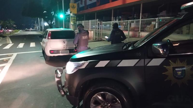 Guarda Municipal identificou Fiat Uno suspeito durante patrulhamento na avenida John Boyd Dunlop