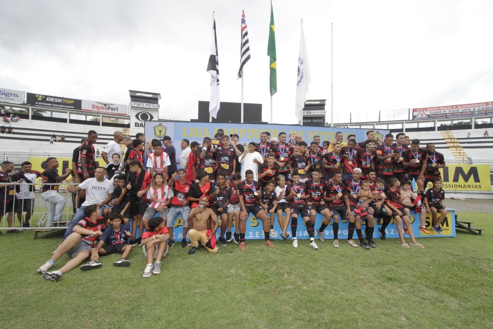 O campeonato movimenta a cidade, com jogos distribuídos pelos bairros. Foto do torneio do ano passado mostra atletas com suas medalhas