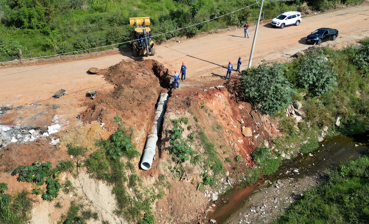 Pavimentada, com guias e sarjetas, a via terá melhores condições de receber o trânsito