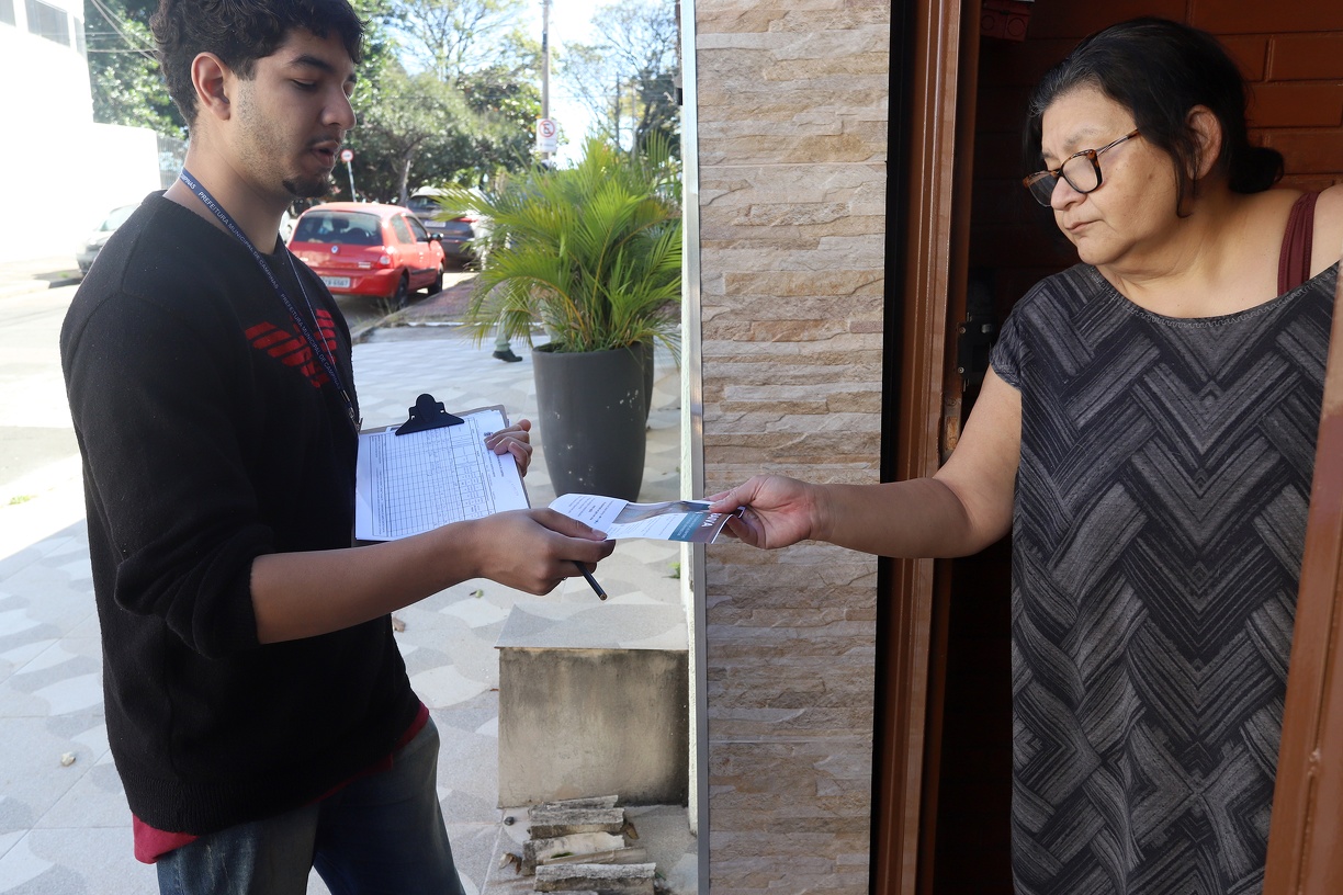 Agentes falaram com moradores e entregaram folhetos  com as formas de prevenção da raiva e um telefone para contato caso recebam informação sobre o caso